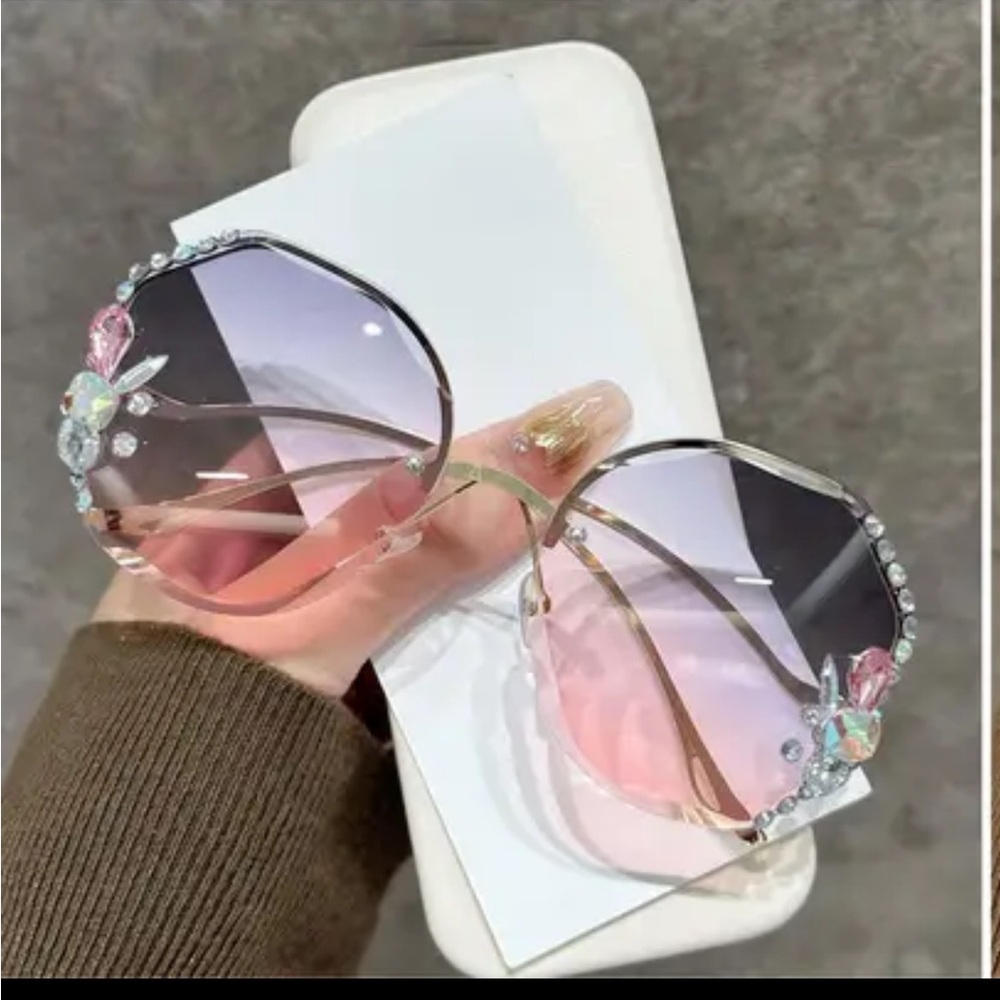 Pink vintage style studded pink and purple gradient sunglasses 💞💞💞